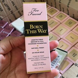 Too Faced Born This Way Foundation - natural beige -